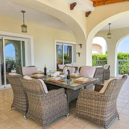 Vila 5 Bed With Pool In Cerros De Aguila *